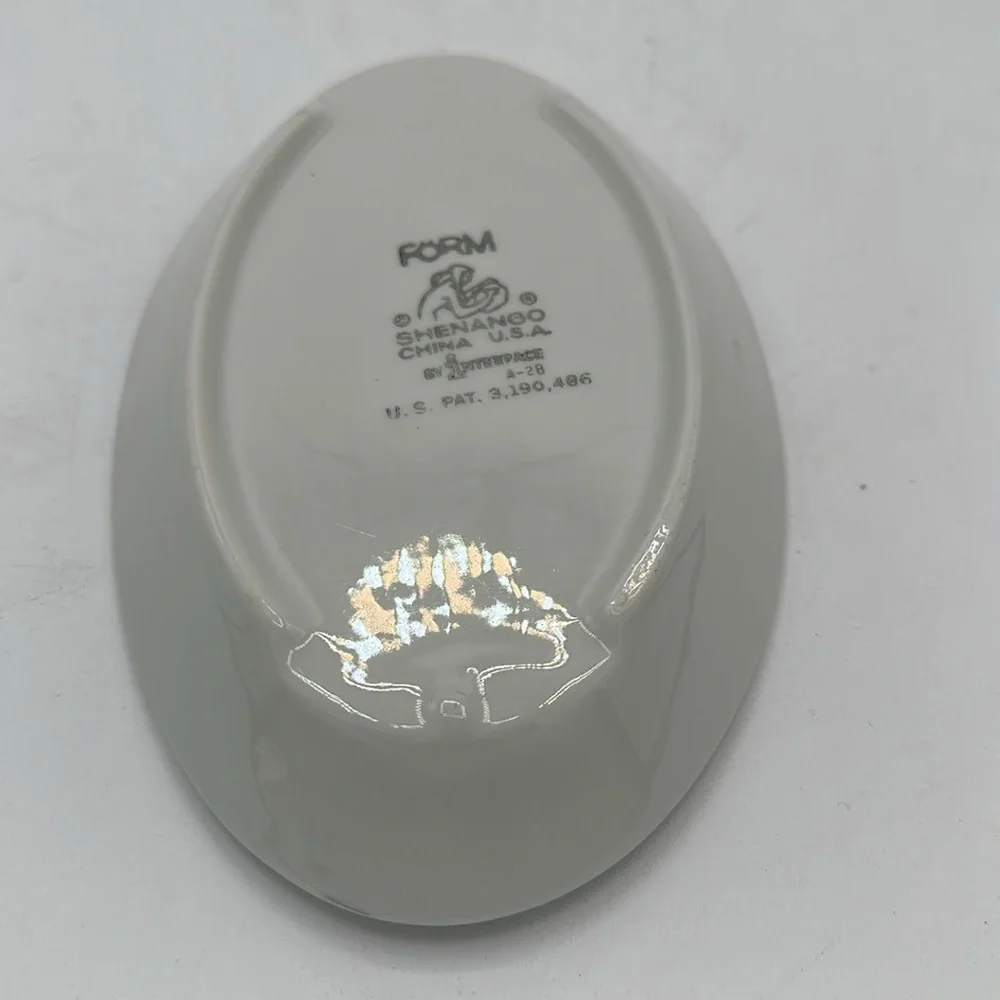 Form oval white ceramic soap dish